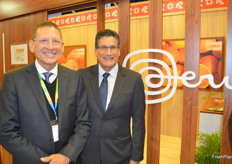 Sergio de Castello, de Prom Citrus y Gabriel Amaro, presidente de la Asociación de Gremios de Productores Agropecuarios del Perú (AGAP) en el pabellón de PromPerú.